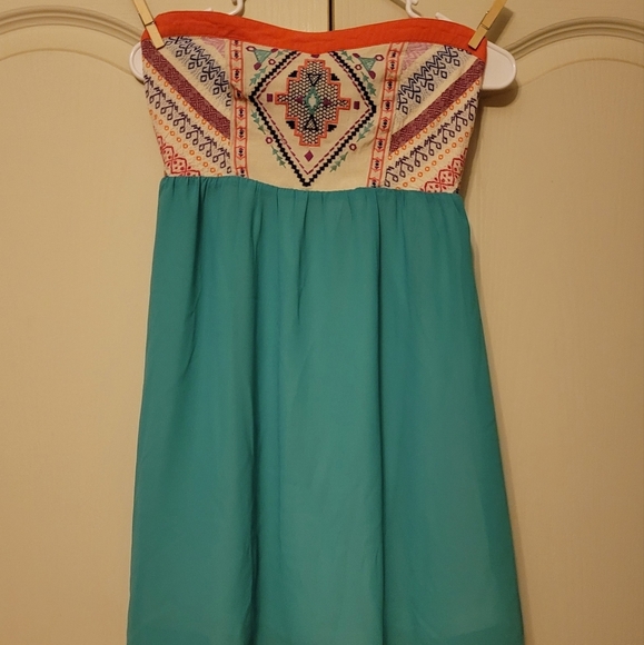 Flying Tomato Tops - Super cute halter top! Size small by flying tomato but super stretchy. 👌